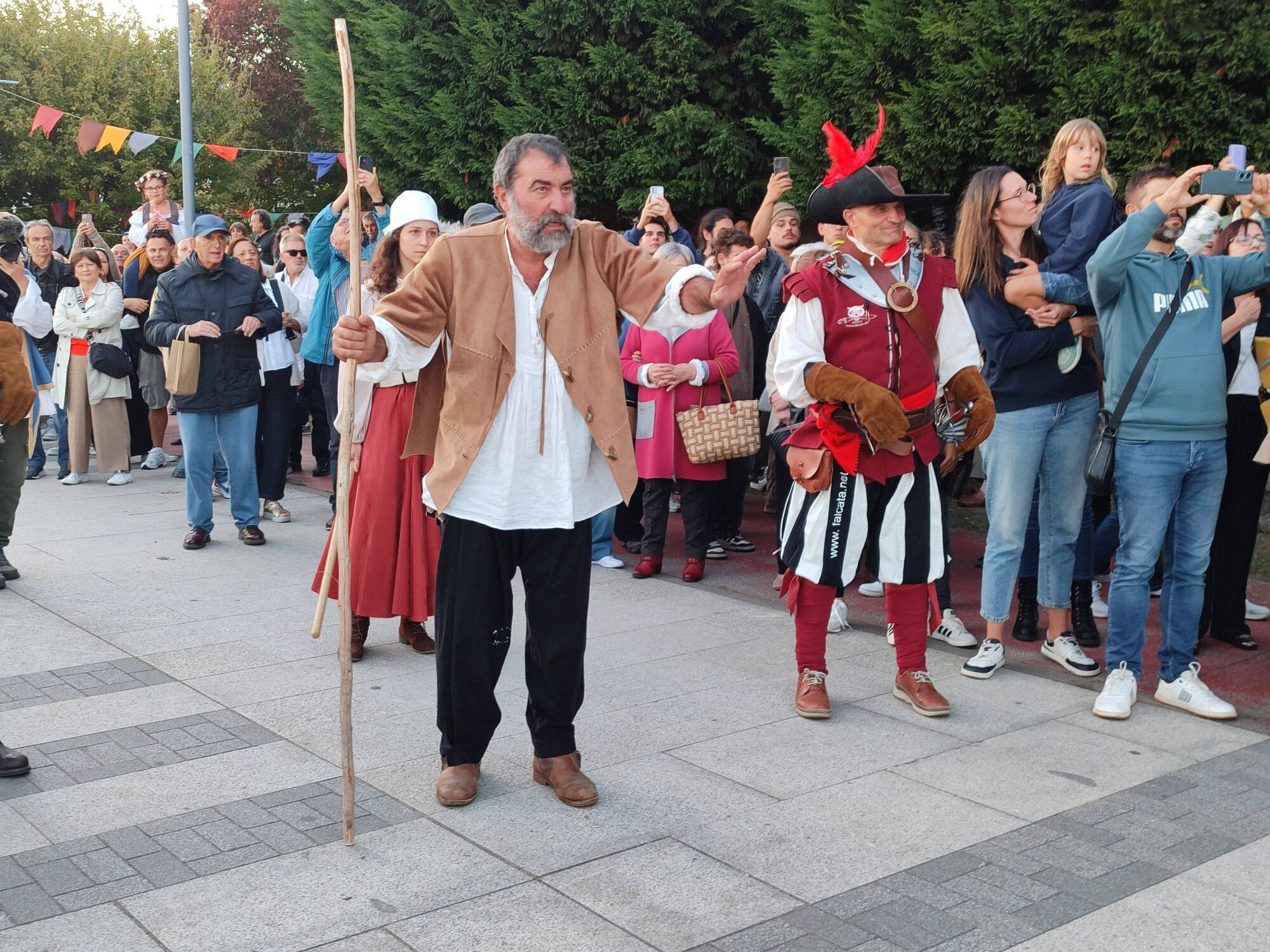 REPRESENTACION TEATRAL DE LA INVASION TURCA DEFENSA DA VILA POR LAS CALLES DE CANGAS