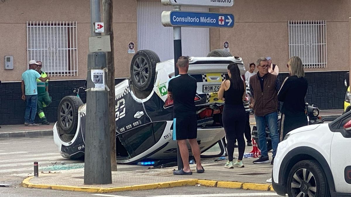 Vehículo policial tras el accidente en Catral