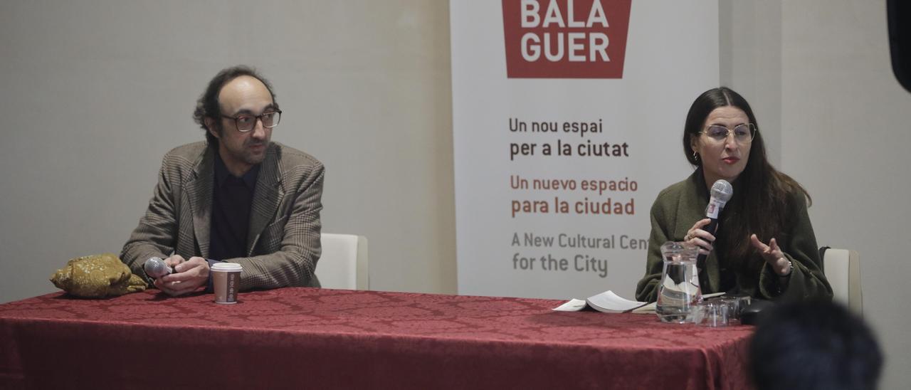 El escritor Agustín Fernández Mallo estuvo acompañado por la directora de Es Baluard, Imma Prieto