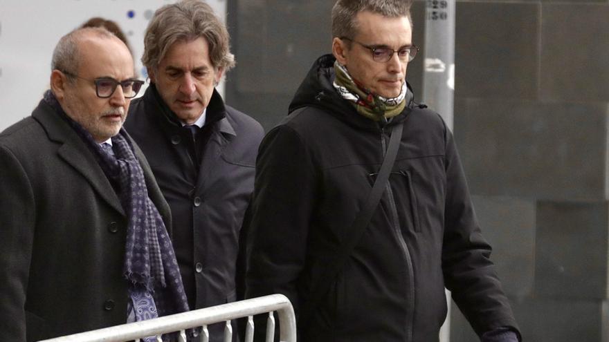 Santi Laiglesia, investigat per la mort d'Helena Jubany, l'any 2001, arriba als Jutjats de Sabadell acompanyat dels seus advocats.