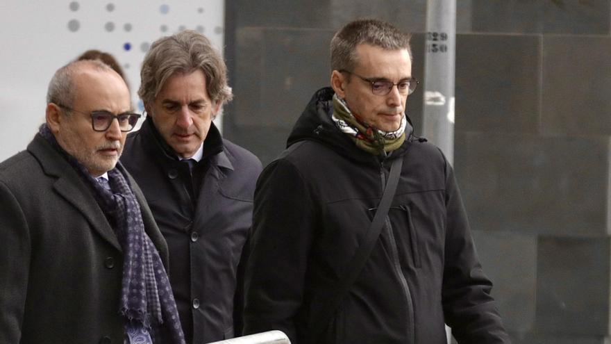 Santi Laiglesia, investigat per la mort d'Helena Jubany, l'any 2001, arriba als Jutjats de Sabadell acompanyat dels seus advocats.