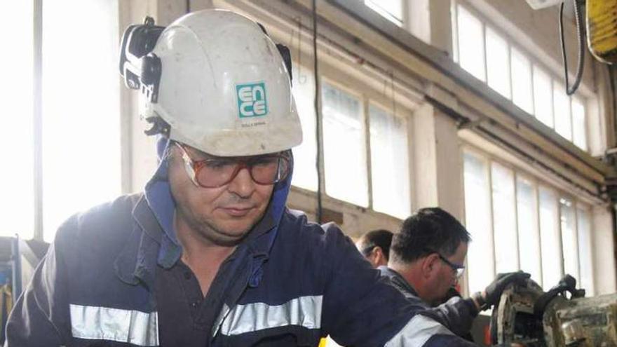 Un trabajador en el interior de las instalaciones de Ence. // G. S.