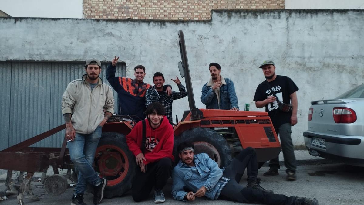 Los Trepacerros, José Ángel, Ricardo, Paco, José Antonio y Víctor, que tocarán este sábado en la Plaza de La Paca en el mitin de la candidatura integrada por Izquierda Unida, Podemos y Alianza Verde.