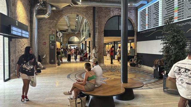 Uns passatgers arriben en autobús a la nova estació de Barcelona Nord. | GUILLEM ROSET / ACN