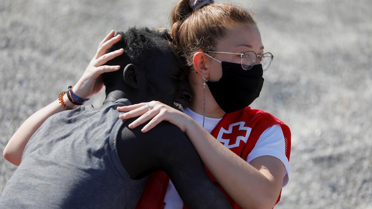 Una trabajadora de Cruz Roja atiende a un migrante en Ceuta.