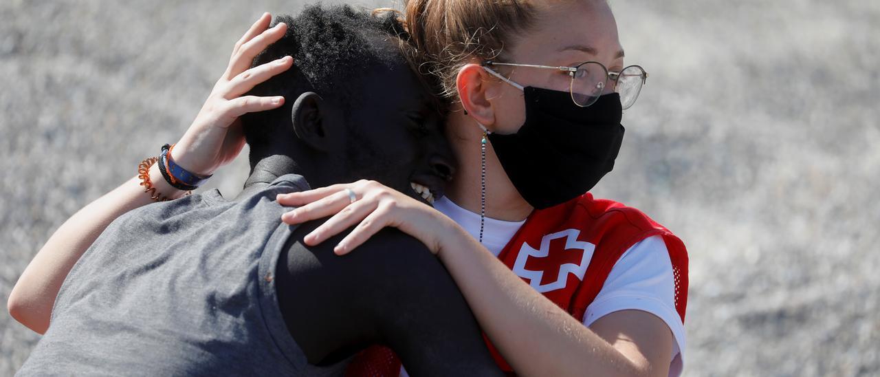 Una trabajadora de Cruz Roja atiende a un migrante en Ceuta.