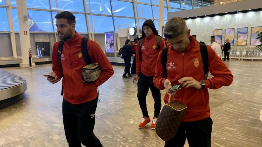 Budimir, en el centro, entre Ãlex LÃ³pez y Salva Sevilla, en el aeropuerto de Zaragoza.