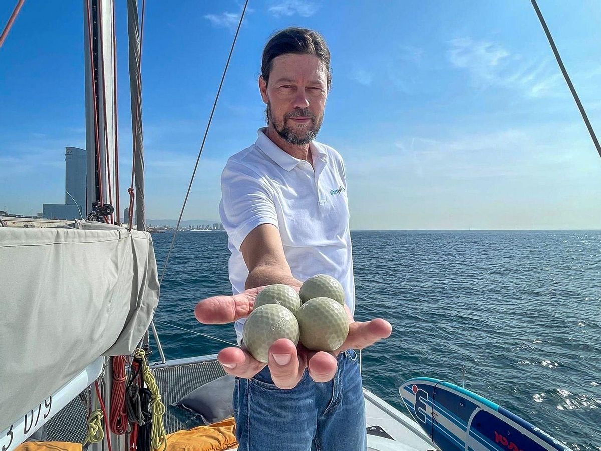 Albert Buscató muestra las Ecobioballs.