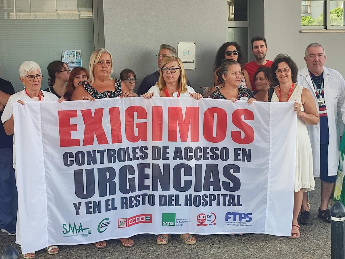 Concentración de personal sanitario en el Hospital Clínico para reclamar más medidas de seguridad