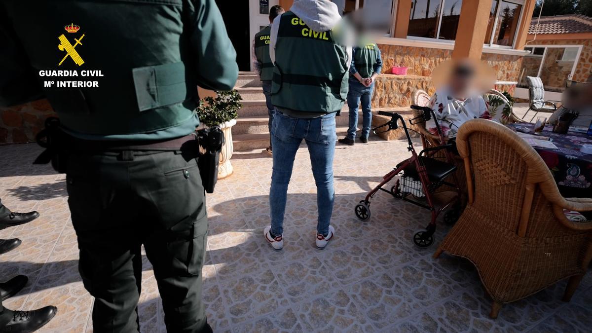 Imagen de la inspección de la Guardia Civil en la residencia ilegal.