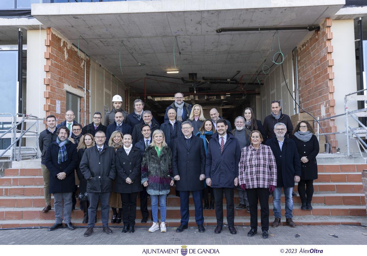 Responsables políticos y de la judicatura, con los redactores y constructores del nuevo Palau de Justícia de Gandia, a las puertas del edificio.