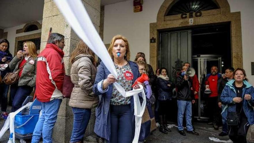 Los trabajadores, ayer ante la CEO // Jesús Regal