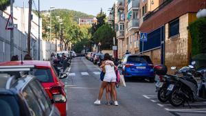 Dos alumnas se abrazan a su llegada al instituto el primer día de clase, este martes en Barcelona.