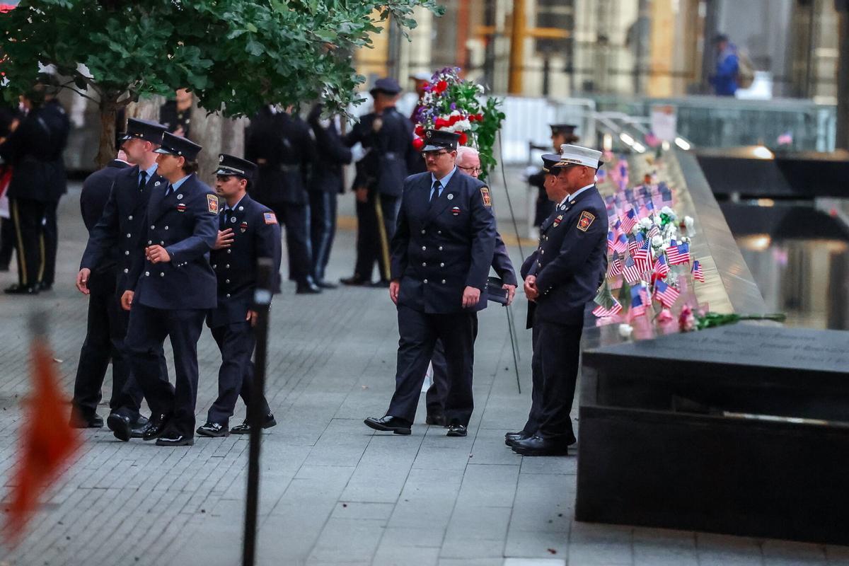 Bomberos del Departamento de Bomberos de Nueva York (FDNY) se reúnen en el Memorial del 11-S.