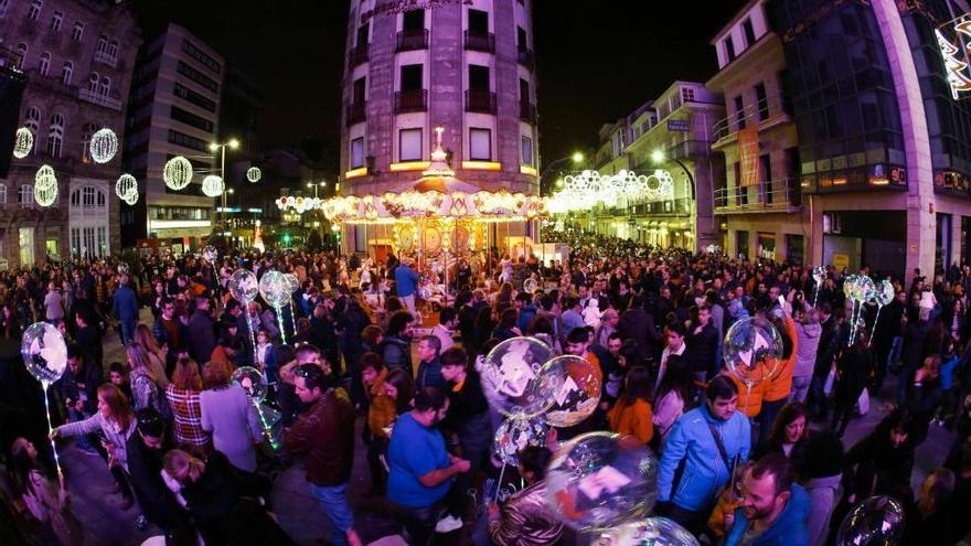 Porta do Sol abarrotada de personas en la Navidad en Vigo 2018. // Ricardo Grobas