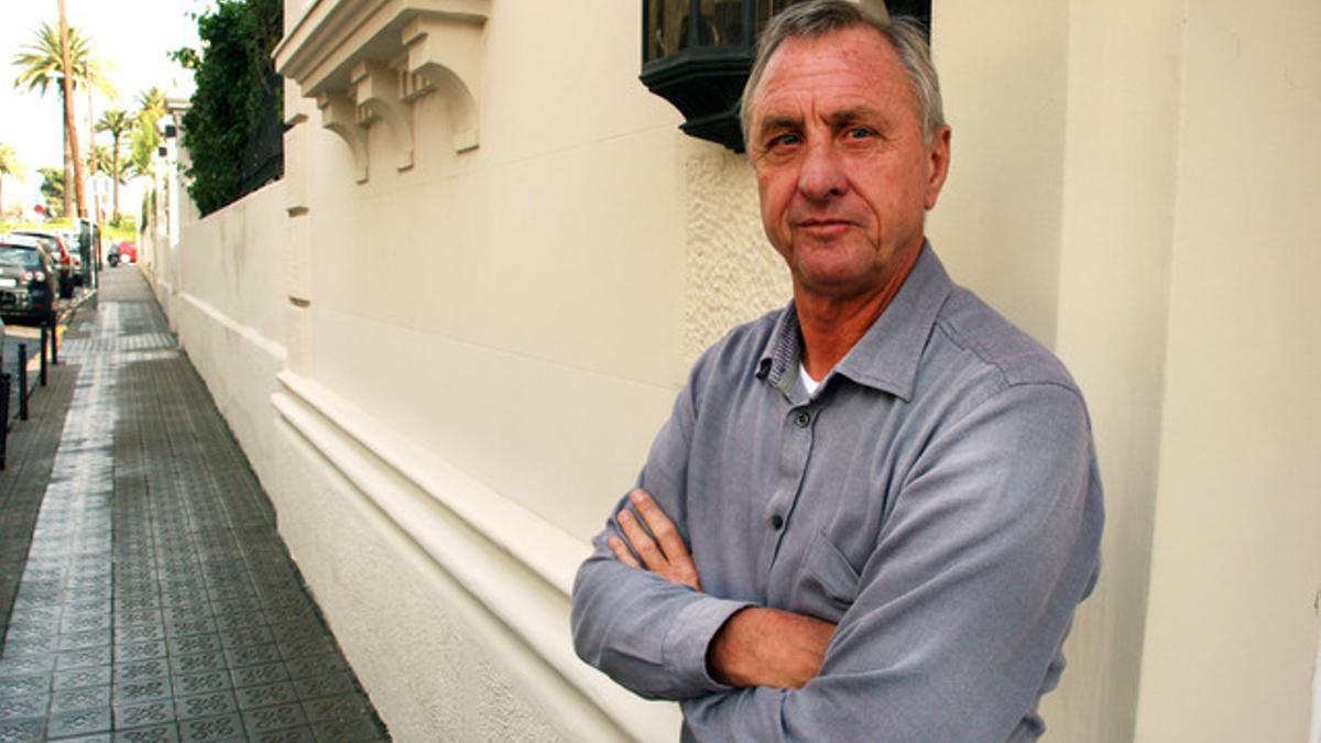 Johan Cruyff posa en su casa de la Bonanova, en una imagen de archivo.