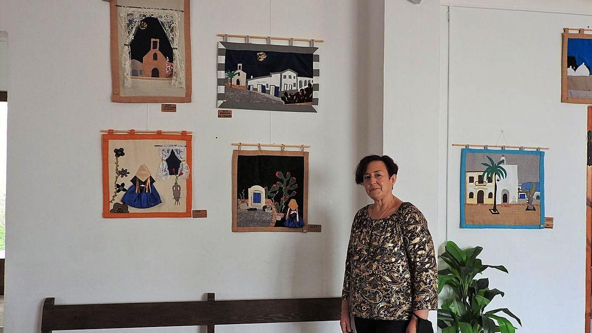 Francisca Ferrer posa en el salón parroquial de Sant Ferran con algunos de sus tapices. | C.C.