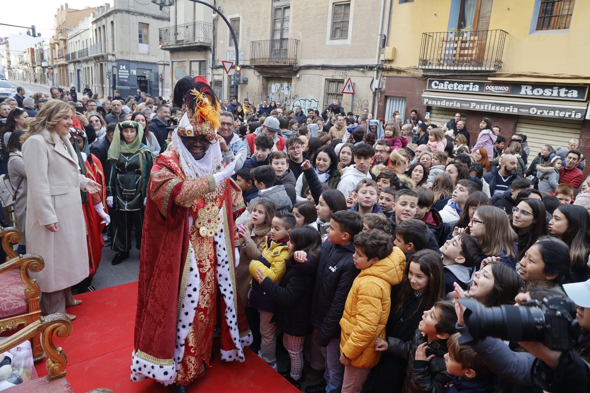 Los Reyes Magos siguen en València y visitan las pedanías afectadas por la dana