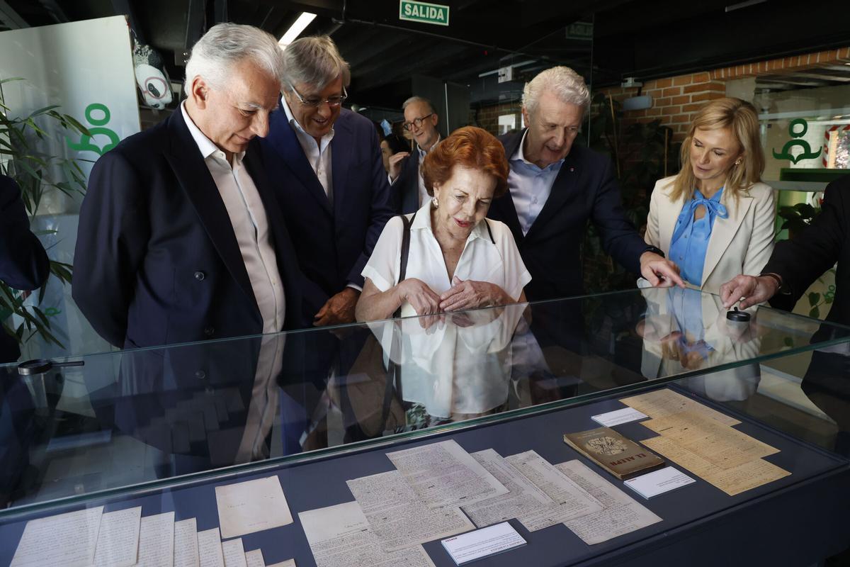 El escritor Alejandro G. Roemmers (2i) durante la presentación de la exposición 'Borges. Años de explendor literario' en la Biblioteca Eugenio Trías de Madrid