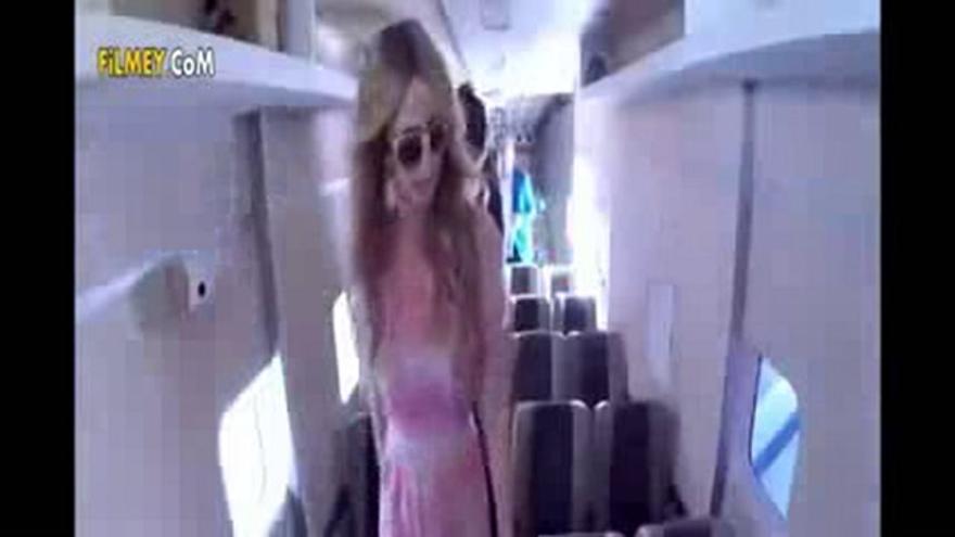 Un canal de televisión le gasta una broma pesada a Paris Hilton al hacerla creer que el avión en el que viaja está a punto de estrellarse