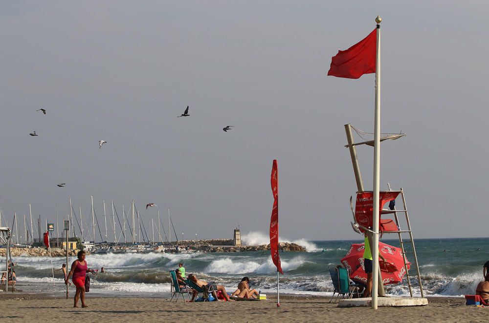 MLG. 08/SEPTIEMBRE/2017.-  PLAYA DE MLG. POR OLEAJE ,TEMPORAL , VIENTO.PLAYA DE EL DEDO CON BANDERA ROJA.-ARCINIEGA