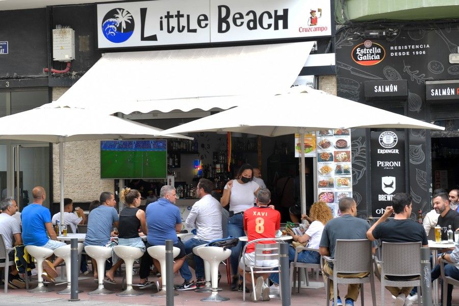 Aficionados ven en la capital grancanaria el partido de España en cuartos de final de la Eurocopa