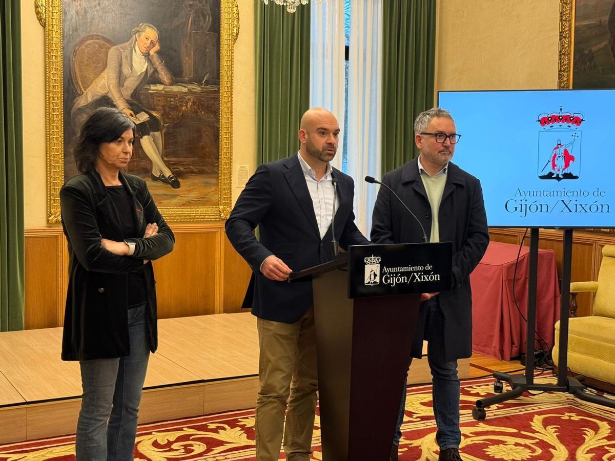 Por la izquierda, Montserrat López Moro, Jesús Martínez Salvador y Gilbert Villoria, este martes en el salón de recepciones del Ayuntamiento.