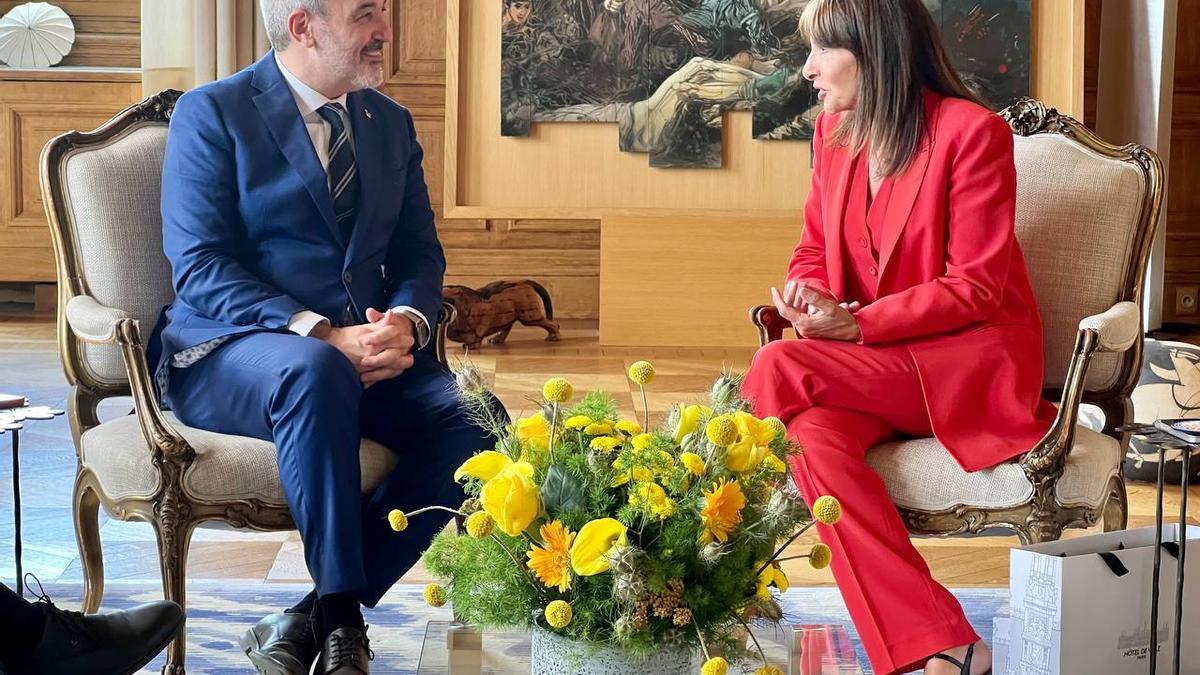 Collboni y Anne Hidalgo, en el primer viaje internacional del nuevo alcalde de Barcelona.