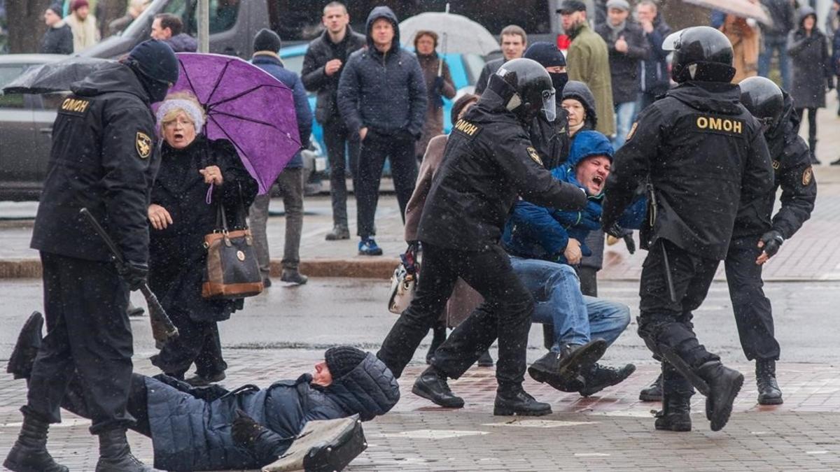 Detención de manifestantes en Minsk.