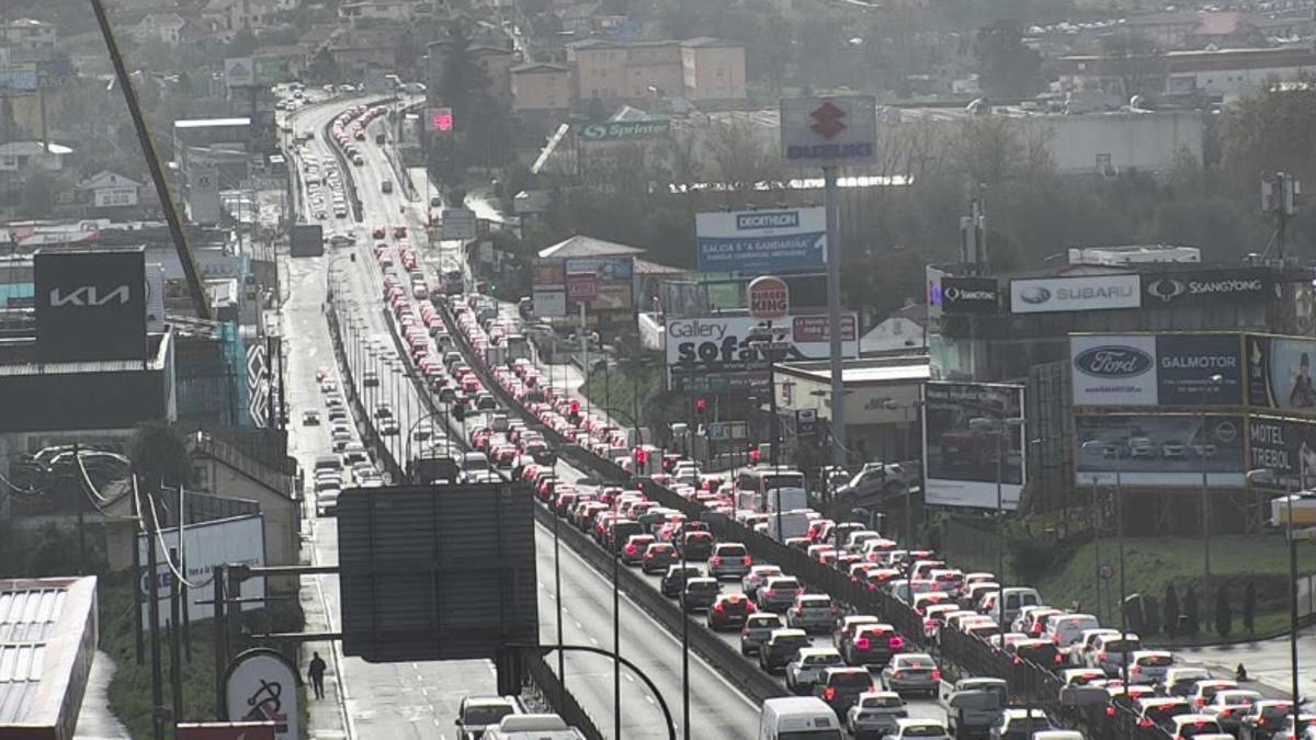 El accidente provocó importantes colas de vehículos en la avenida de Madrid.