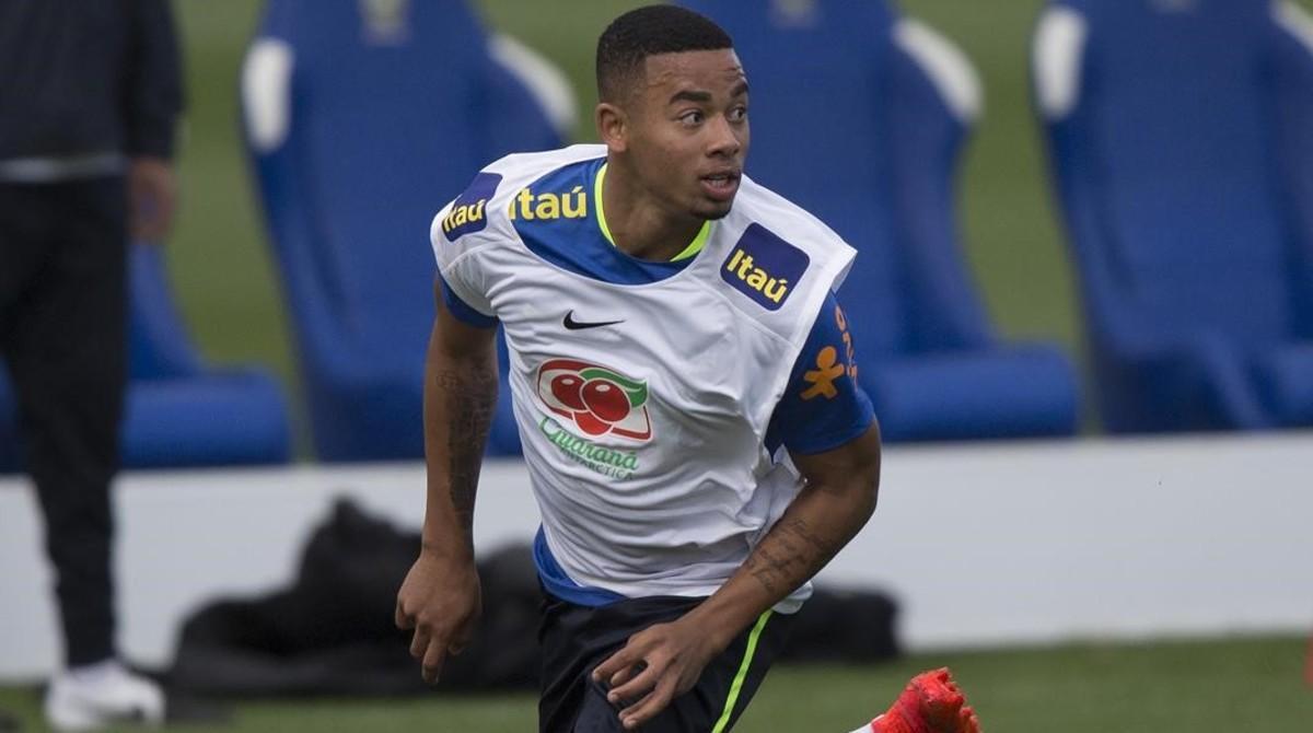 ecarrasco34752014 brazil s gabriel jesus runs with the ball during a practice 160721184346