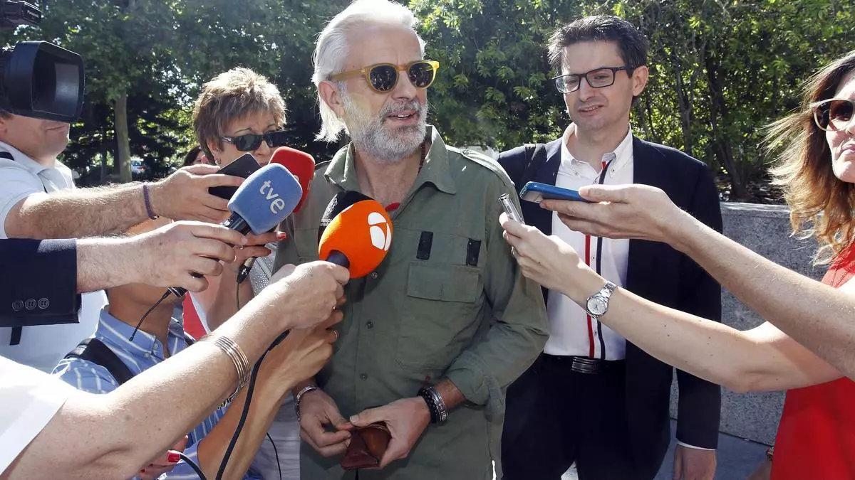 Marcos Benavent junto a su abogado, al inicio del caso Taula en una de sus comparecencias.