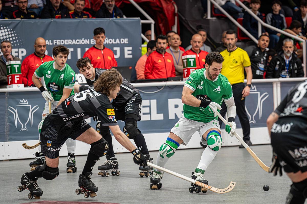 Nuno Paiva trata de superar a Quim Gabarró en un lance del Calafell-Lideo de la final de Copa.
