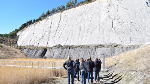 El nuevo recorrido acerca al visitante a la pared vertical de huellas fósiles de dinosaurio.