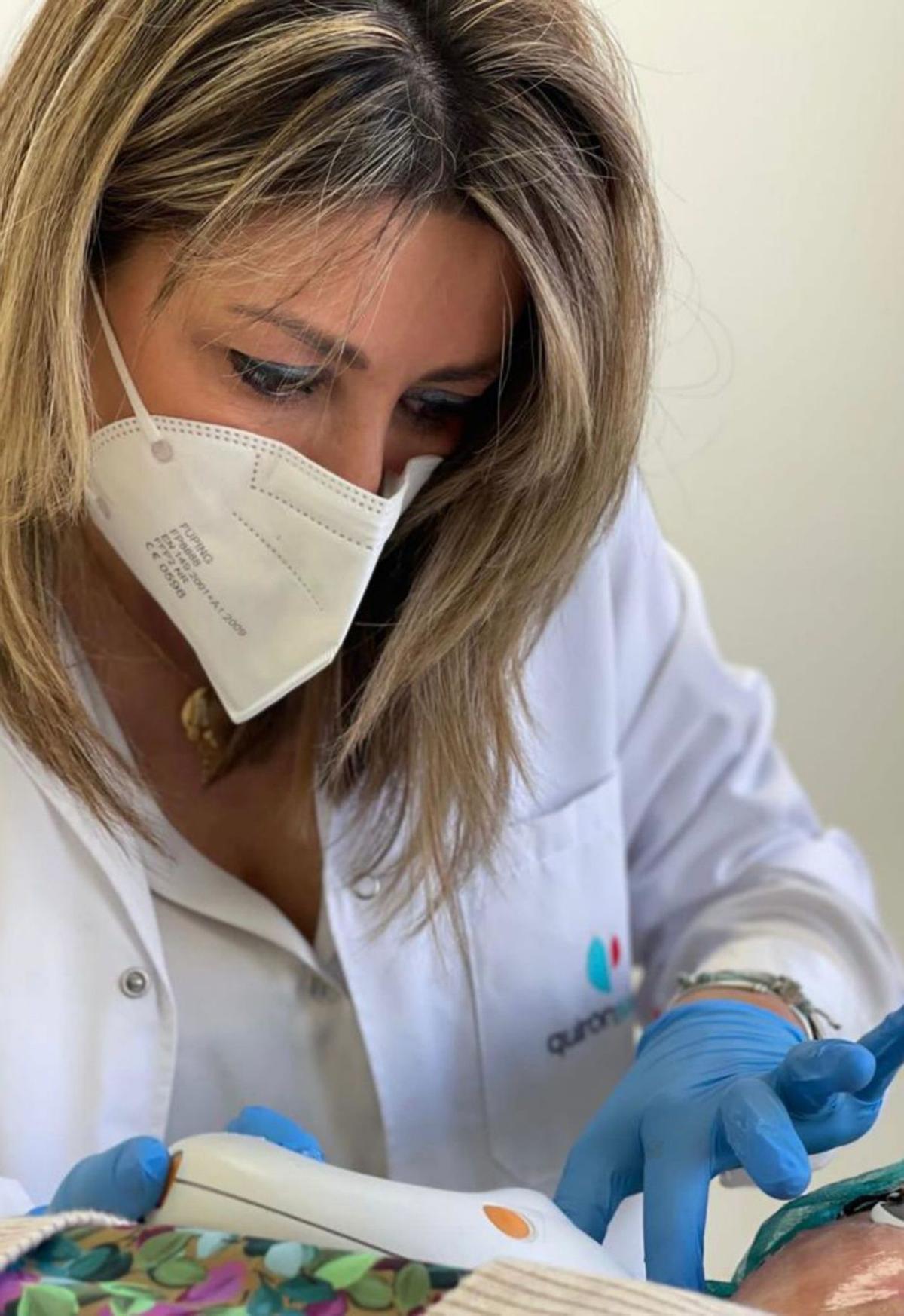 La doctora Ortiz Núñez realizando un tratamiento. | L.O.