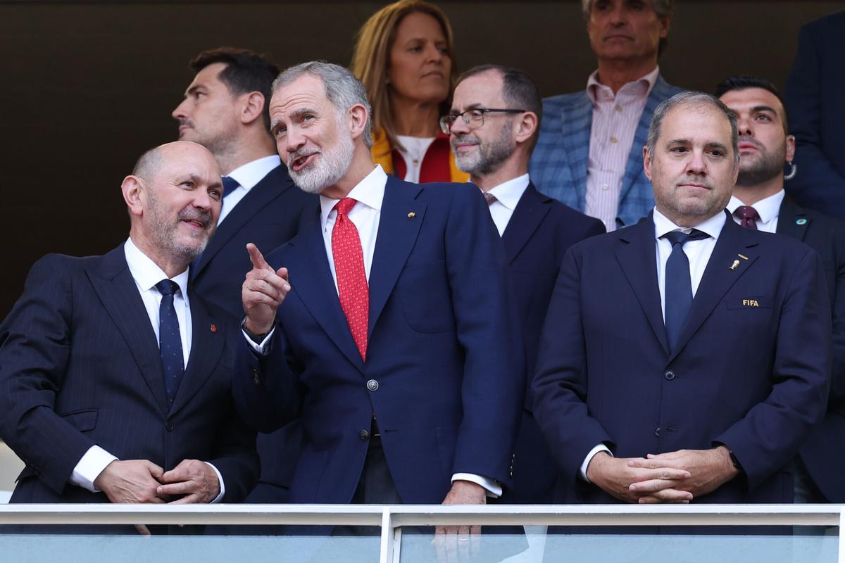 El rey Felipe VI, en las gradas del Estadio en Guadalajara (México)