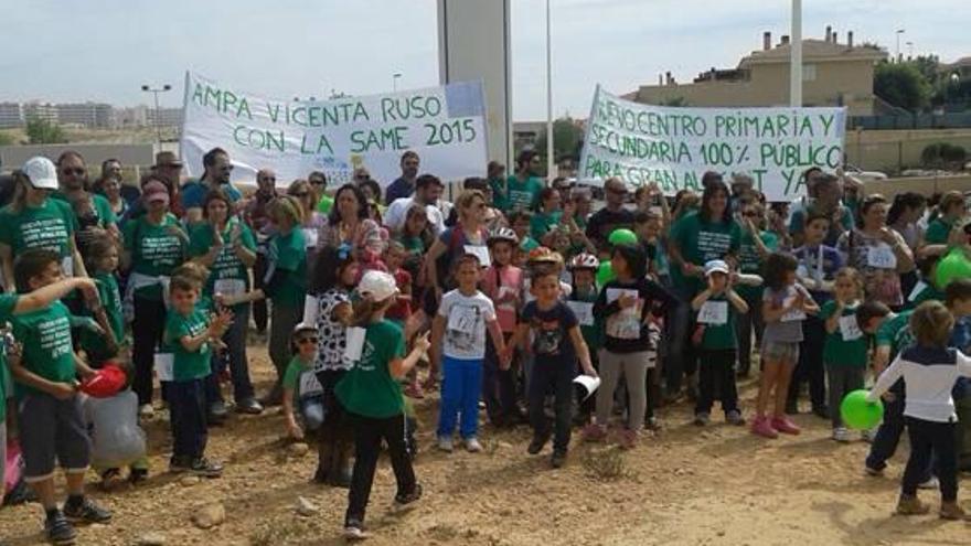 Padres, niños y representantes políticos acudieron ayer a la primera marcha de Gran Alacant para reclamar un segundo colegio y un instituto públicos.