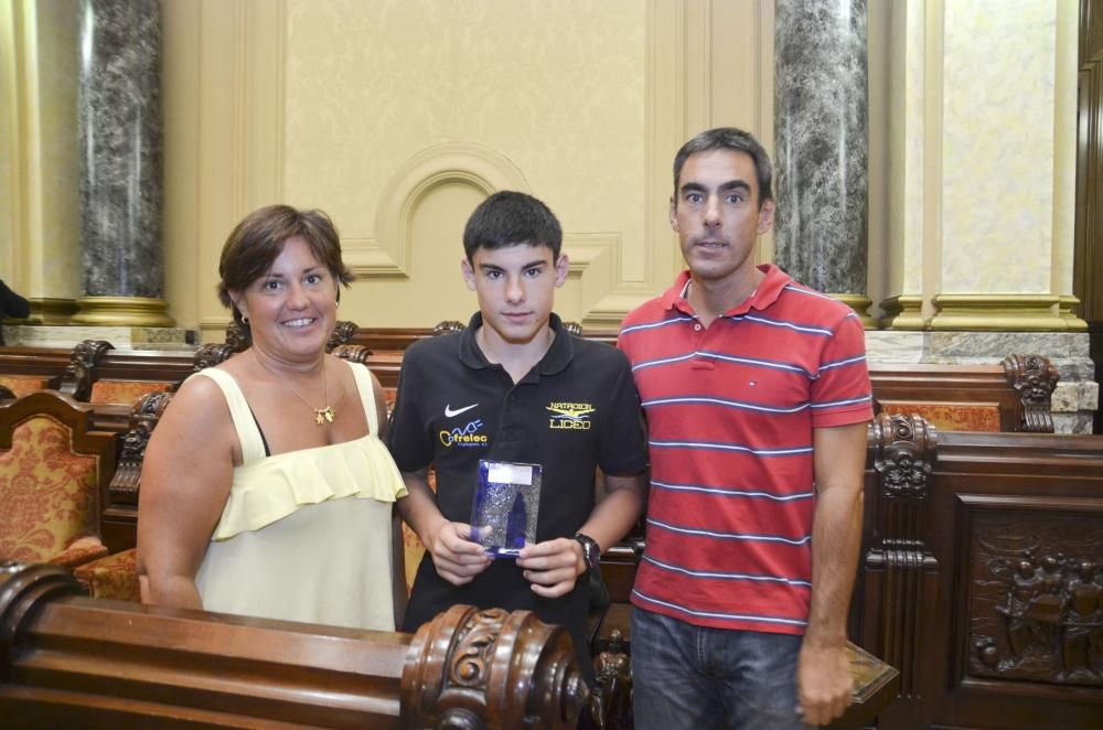 El concejal de Culturas José Manuel Sande y el alcalde Xulio Ferreiro reciben en el Ayuntamiento a los deportistas.