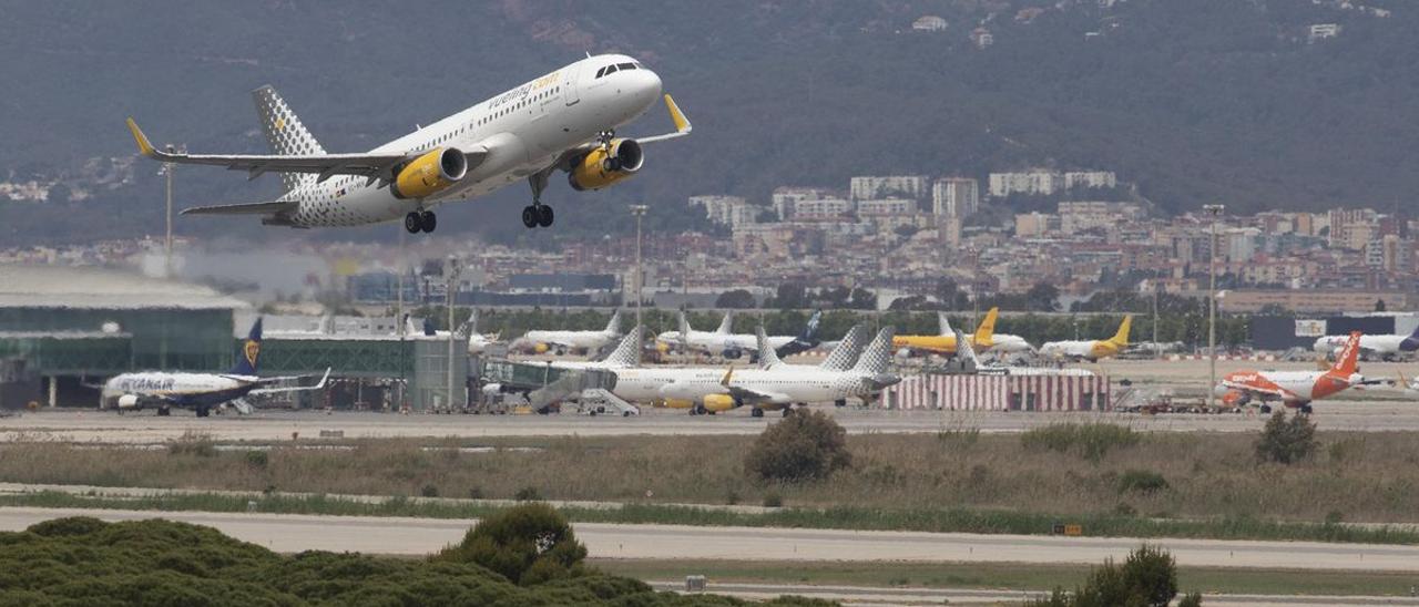 Un avión de la compañía Vueling despega desde el aeropuerto de El Prat.