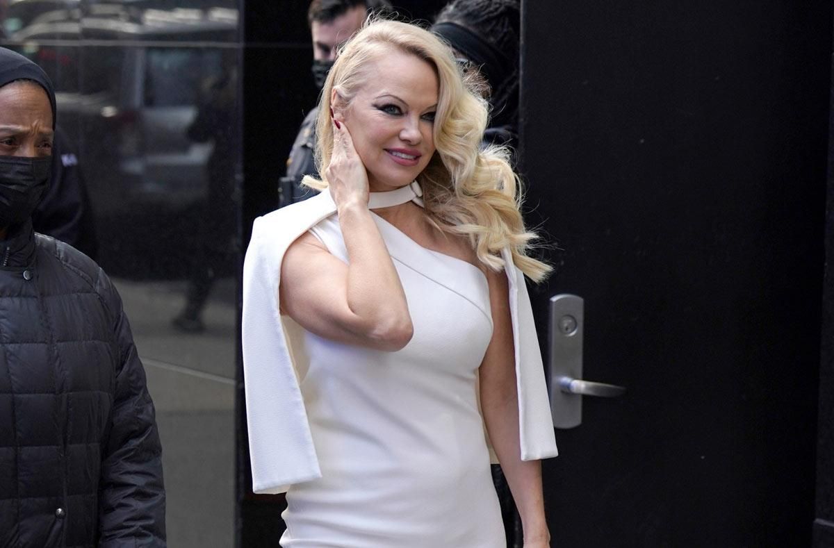 Pamela Anderson con vestido capa blanco