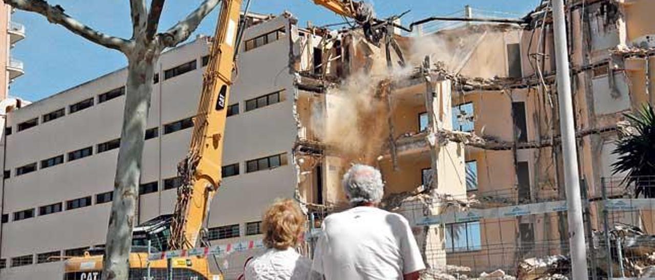 Un momento de la demolición, este mismo año, del hotel Jamaica, en Magaluf. En los próximos meses se alzará allí un nuevo hotel de Meliá con centro comercial.