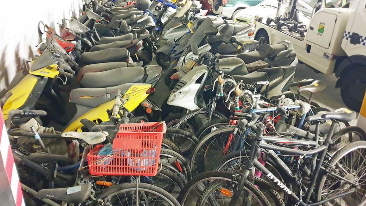 Cientos de motos, bicicletas
y patinetes se acumulan en el 
depósito municipal.   | // M.G.B.