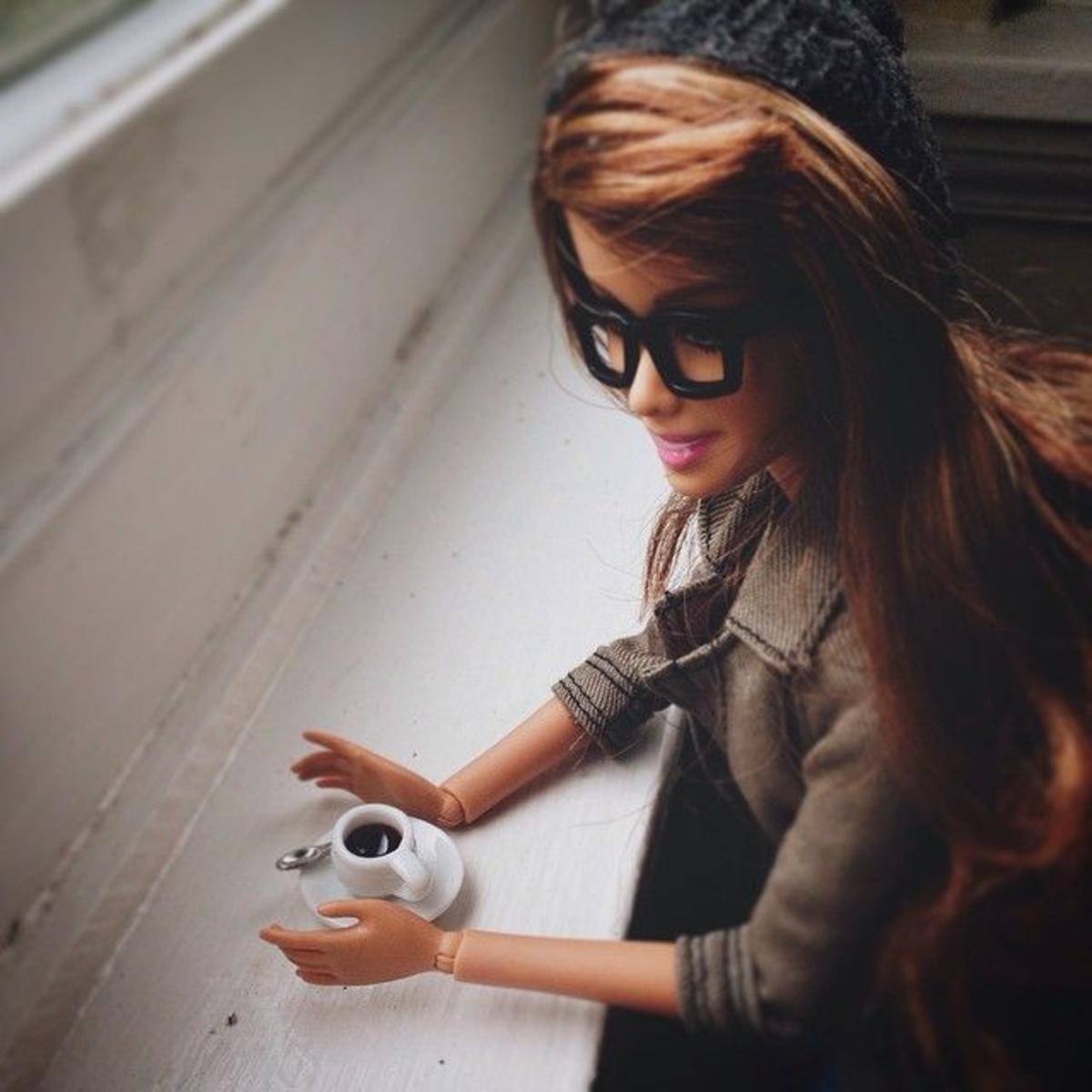 Barbie tomando un café