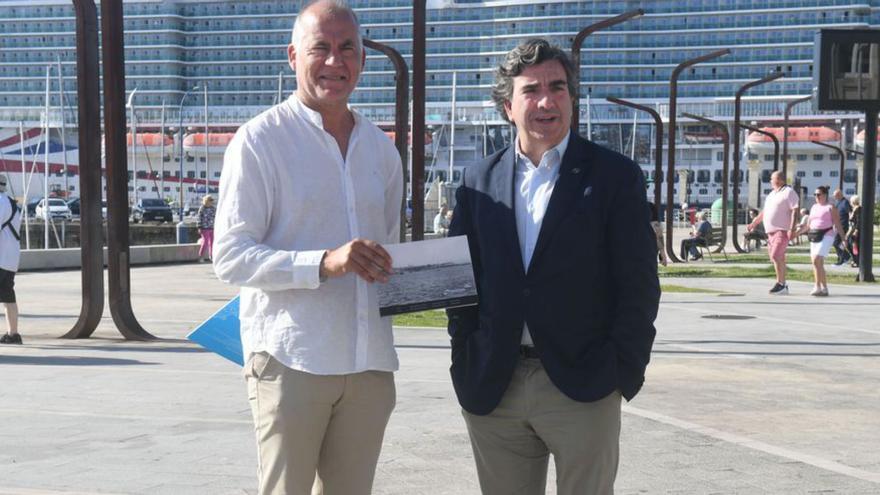 El presidente del puerto (dcha) y el historiador, ayer. | | C. PARDELLAS