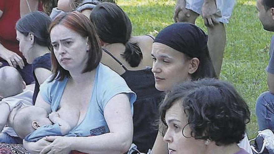 Mujeres de una asociación prolactancia con sus bebés en un parque.