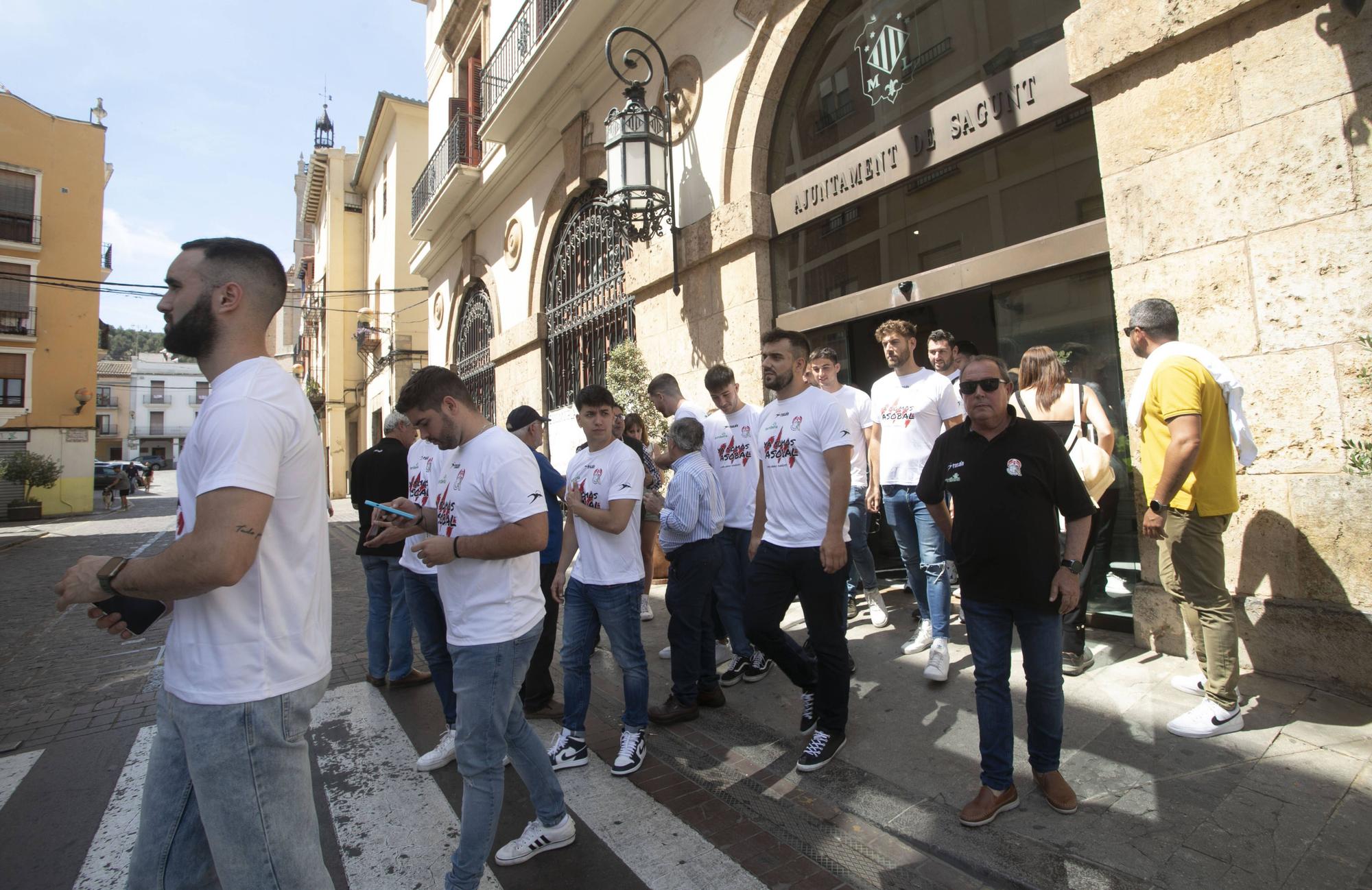 El Fertiberia celebra el ascenso a ASOBAL con las instituciones