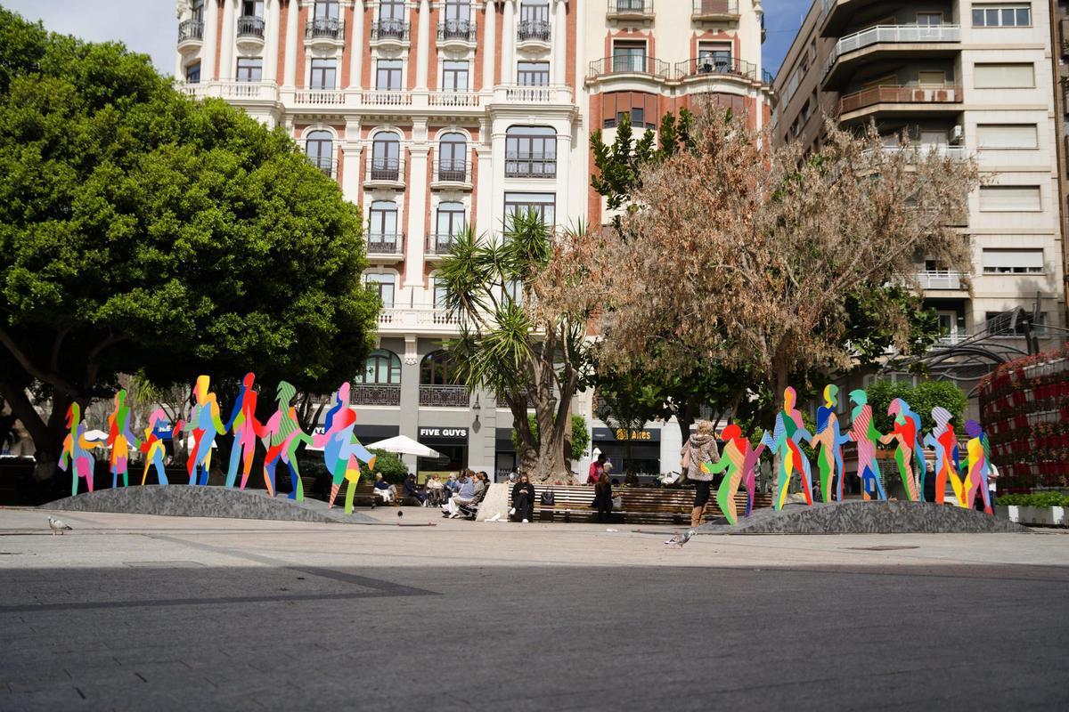 La escultura, formada por dos estructuras de acero policromado, se encuentra en la Plaza de Santo Domingo para disfrute de vecinos/as y visitantes