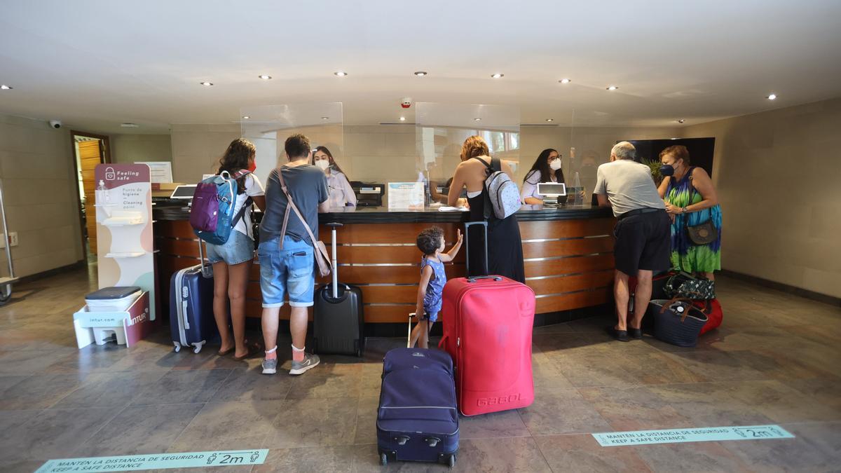 Un grupo de turistas hacen su entrada en un hotel de Benicàssim, durante la temporada pasada de verano.