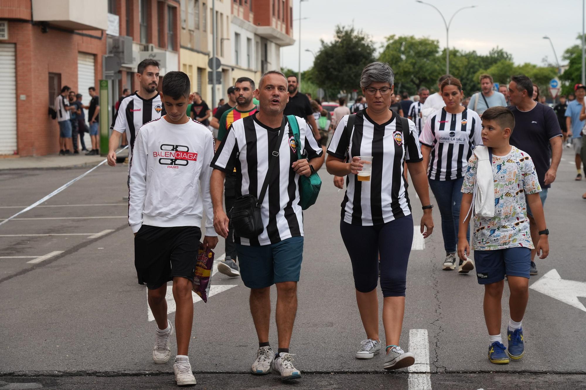 Galería: La afición albinegra disfruta en Castalia de la victoria del CD Castellón