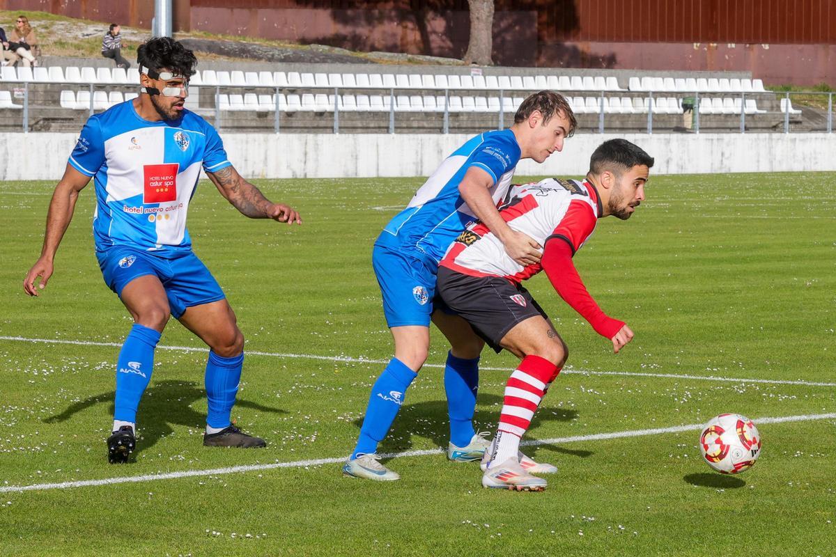 Gregor protege el balón ante el asedio visitante.